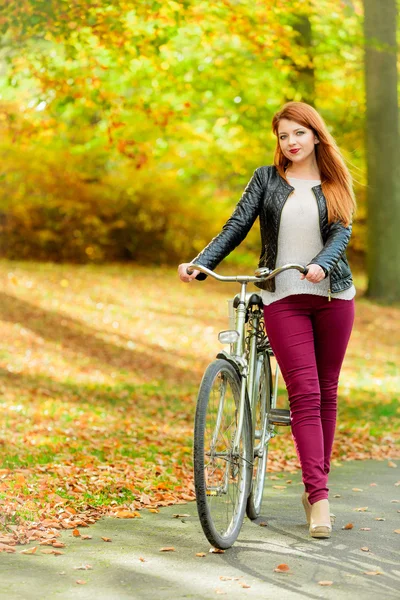 自転車に若い女の子. — ストック写真