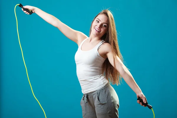 Donna in forma con corda da salto — Foto Stock