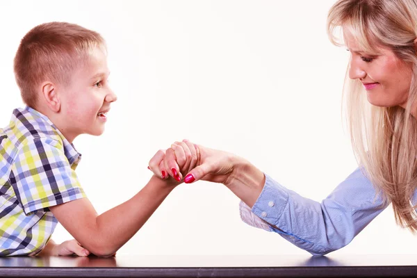 Mor och son arm brottas sitta vid bord. — Stockfoto