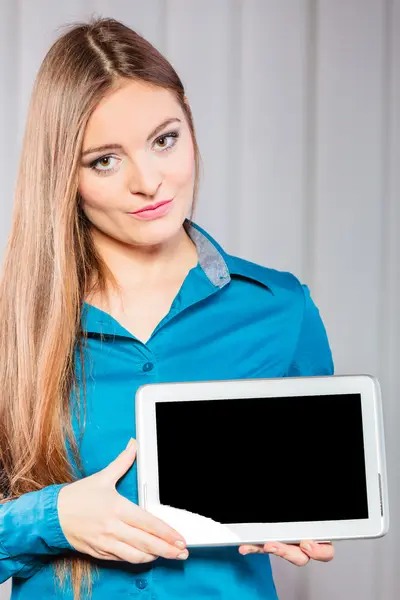 Mujer en la oficina presente tablet notebook . — Foto de Stock