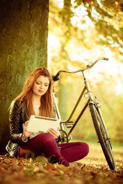 Chica bajo el árbol con bicicleta . — Foto de Stock