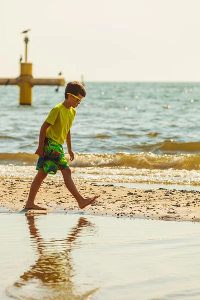 Niño caminando en la playa . — Foto de Stock
