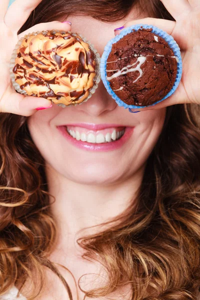 Sorrindo louca mulher segura bolos na mão — Fotografia de Stock
