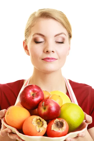 Gospodyni domowa lub sprzedawca oferujący zdrowe owoce w izolacji — Zdjęcie stockowe