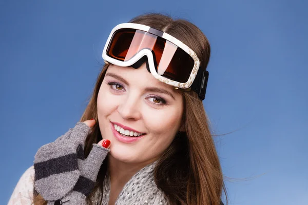 Esquiador menina vestindo roupas quentes óculos de esqui retrato . — Fotografia de Stock
