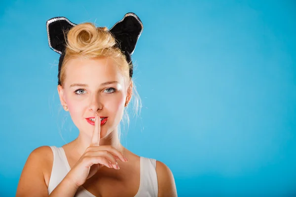 Pin up estilo, menina retro com sinal de silêncio . — Fotografia de Stock