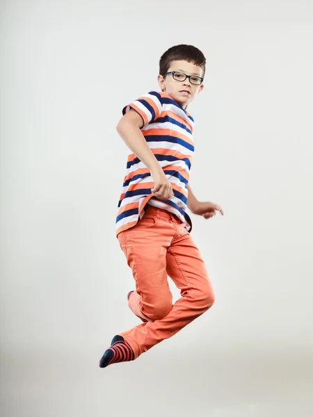 Enfant actif petit garçon sautant . — Photo