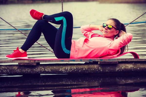 Chica de entrenamiento en ropa deportiva en la orilla del lago —  Fotos de Stock