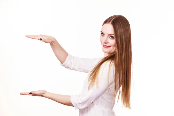 Kobieta używa rąk wskazują obszar ramki, skopiować miejsca dla produktu — Zdjęcie stockowe