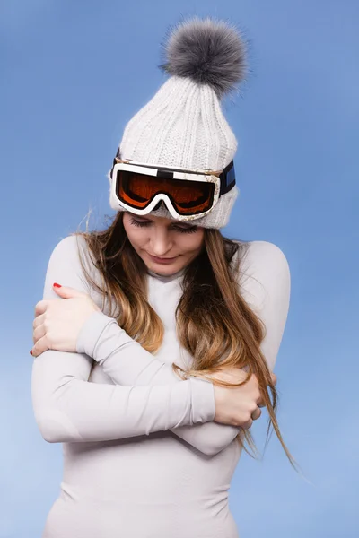 Женщина в термальных трусах лыжные гуглы — стоковое фото
