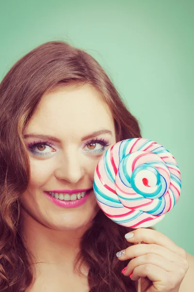 Ragazza sorridente con caramelle lecca-lecca sull'alzavola — Foto Stock