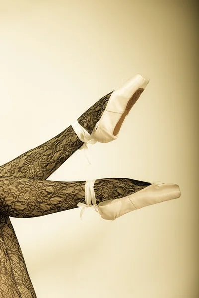 Female legs dancer in ballet shoes — Stock Photo, Image