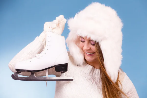 アイス スケートを持つ魅力的な女性. — ストック写真