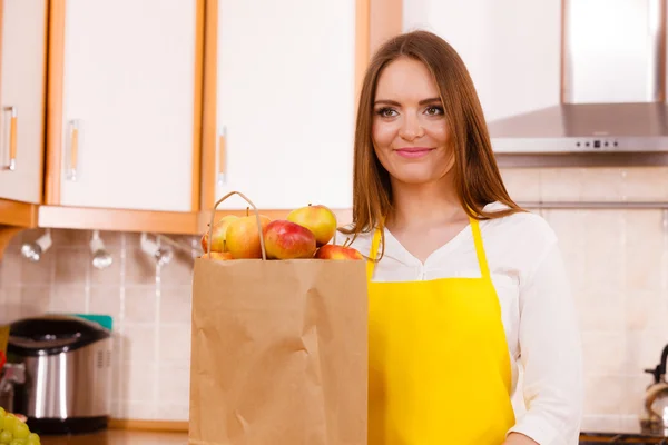 Mulher dona de casa na cozinha com muitos frutos — Fotografia de Stock