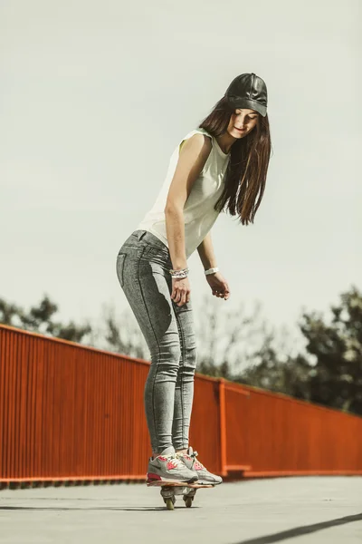 Adolescent fille patineur équitation skateboard sur rue. — Photo
