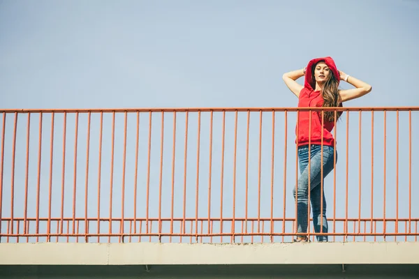 Κορίτσι στη γέφυρα στην πόλη. — Φωτογραφία Αρχείου