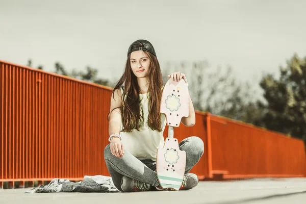 Teenage κορίτσι σκέιτερ ιππασία skateboard στο δρόμο. — Φωτογραφία Αρχείου