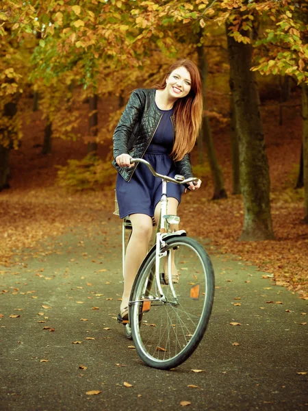 Young girl is riding bike in the park. — Zdjęcie stockowe