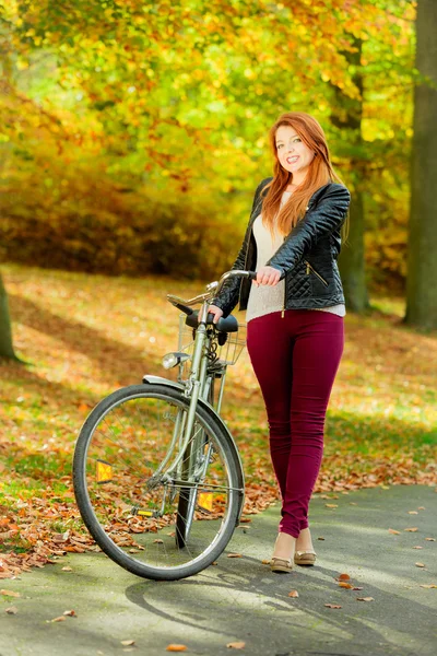 Chica joven con bicicleta . — Foto de Stock