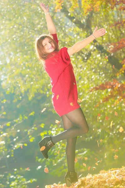 Mujer juguetona al aire libre jugando con hojas . — Foto de Stock