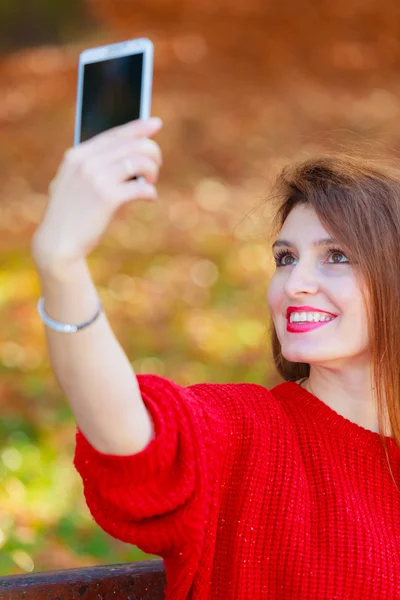 Menina encantadora com smartphone tirando foto selfie . — Fotografia de Stock