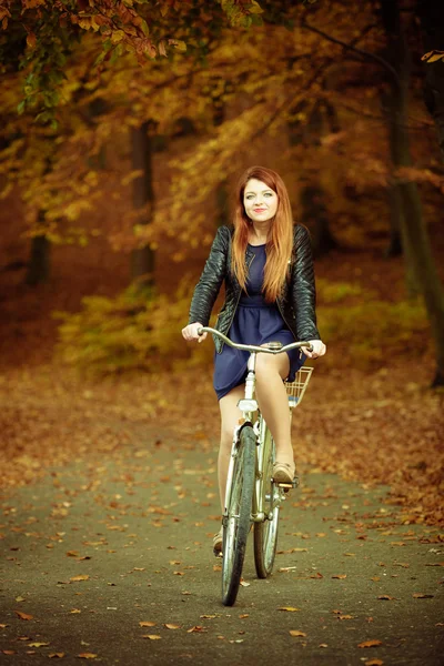 Ragazza in abito in bicicletta . — Foto Stock