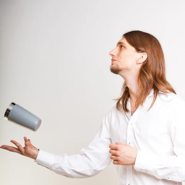 Skilled bartender juggling with glass. — Stock Photo, Image
