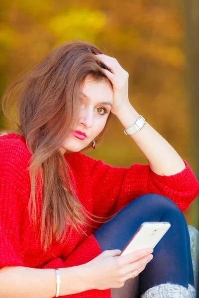 Donna triste nel parco con telefono . — Foto Stock