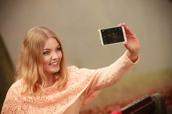 Blondynka, młoda dziewczyna, biorąc selfie. — Zdjęcie stockowe