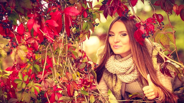 秋の公園を歩いてリラックスした女性のファッションの女の子 — ストック写真