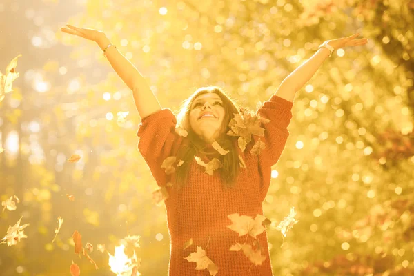 Girl tossing up leaves. — Stock Photo, Image