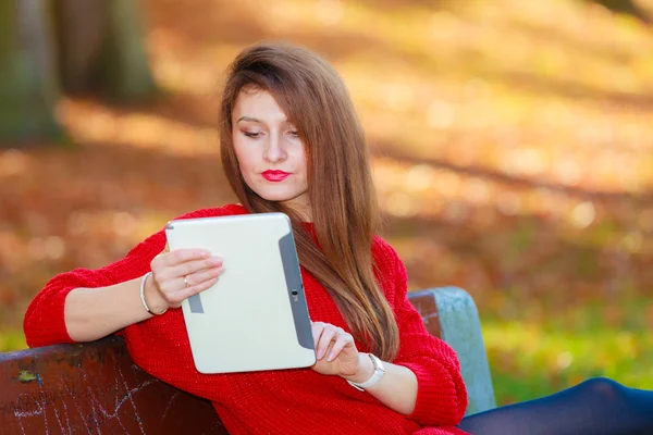 Dame surft Tablet im Wald. — Stockfoto