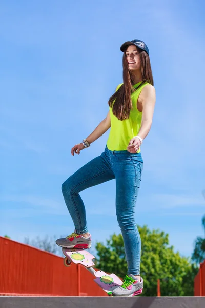 Dospívající dívka bruslař na koni skateboard na ulici. — Stock fotografie