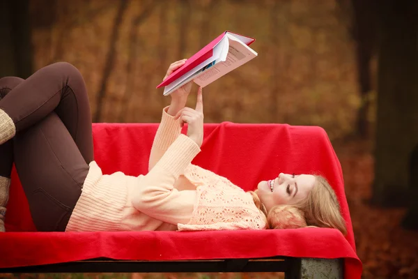 Blond lady liggande på bänken. — Stockfoto