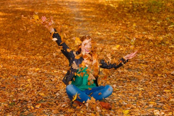 Cheerful woman in park. — Stock Photo, Image