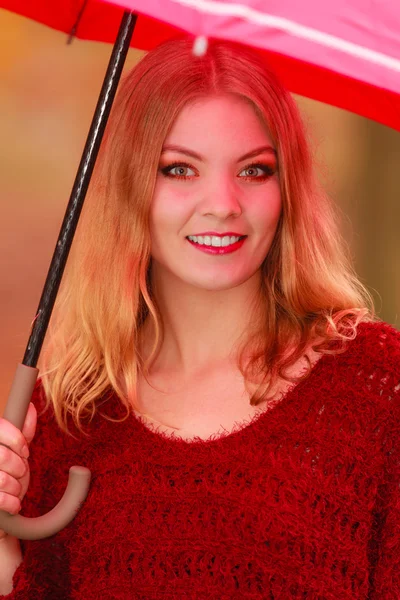 Modefrau mit Regenschirm entspannt im Herbstpark. — Stockfoto