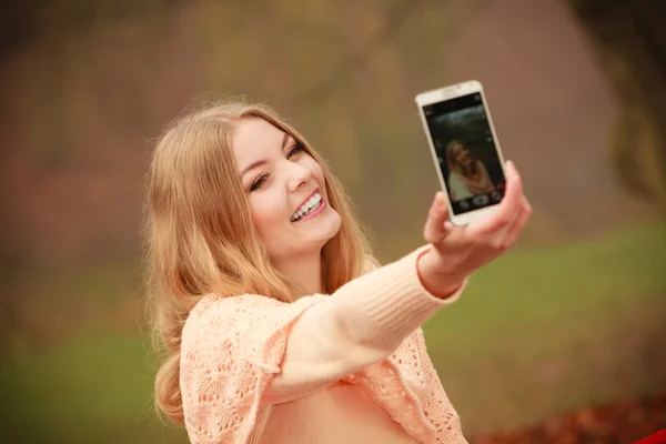 Chica rubia alegre tomando selfie . — Foto de Stock