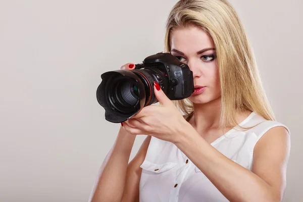 Beautiful woman with camera. — Stock Photo, Image