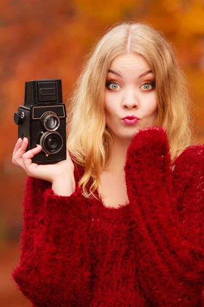 Pretty woman with old vintage camera. — Stock Photo, Image