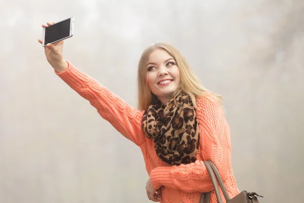 Mulher de moda feliz no parque tirar foto selfie . — Fotografia de Stock