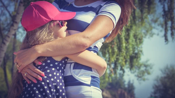 Mamãe e filha passando um tempo lindo juntos . — Fotografia de Stock