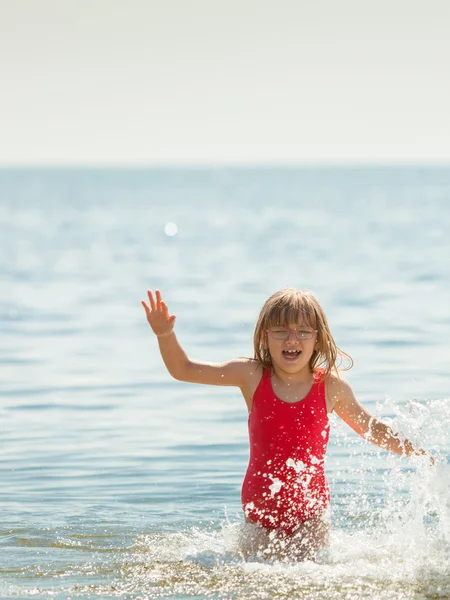 Klein meisje kind in zeewater. Leuk — Stockfoto