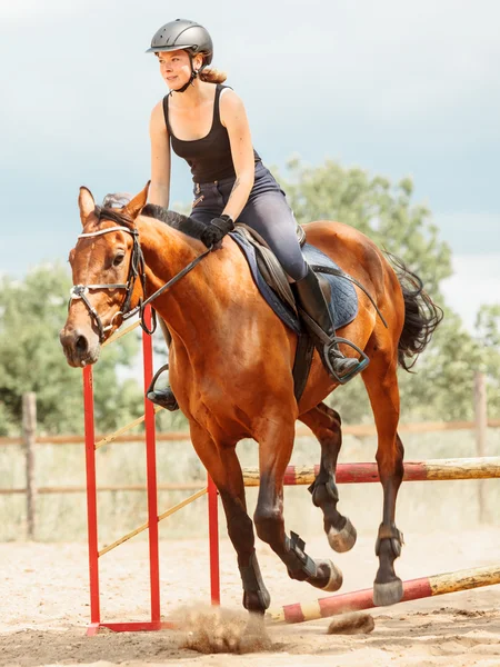 Mujer jinete entrenando a caballo. Deporte . — Foto de Stock