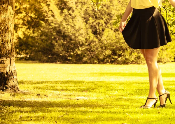 Frauenbeine im Park. — Stockfoto