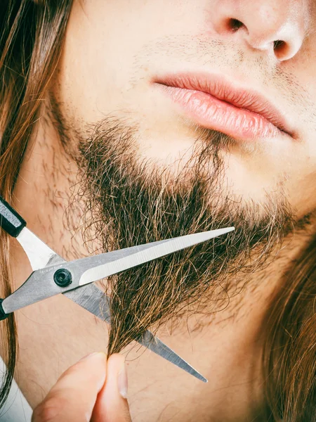 Человек срезает бороду — стоковое фото