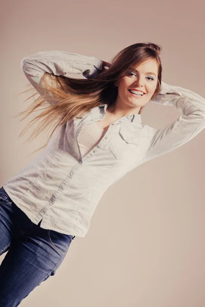 Donna alla moda in pantaloni di jeans camicia — Foto Stock