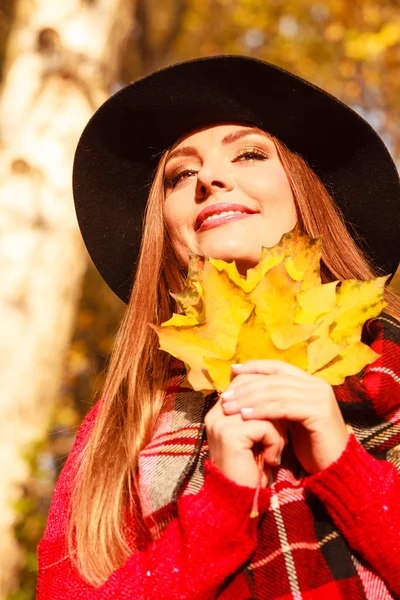 Kadın rahatlatıcı sonbahar sonbahar Park — Stok fotoğraf