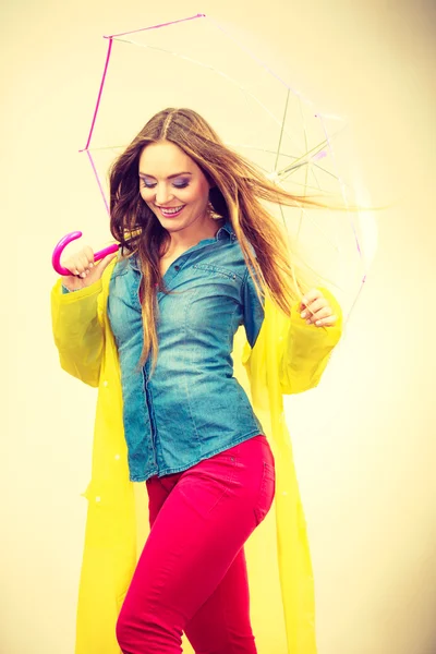 Mujer con abrigo impermeable bajo paraguas — Foto de Stock