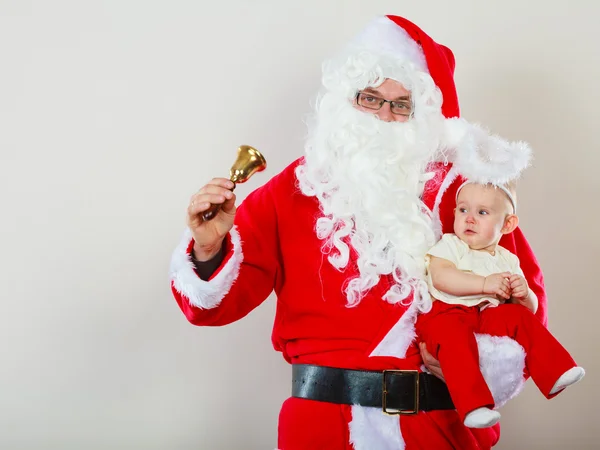 Kerstman met kleine baby. — Stockfoto