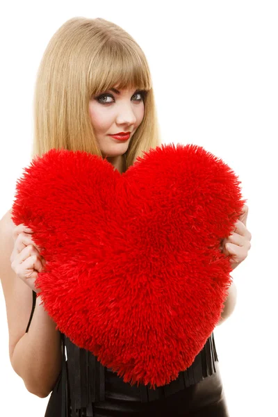 Donna splendida ragazza in possesso di cuore rosso amore simbolo — Foto Stock